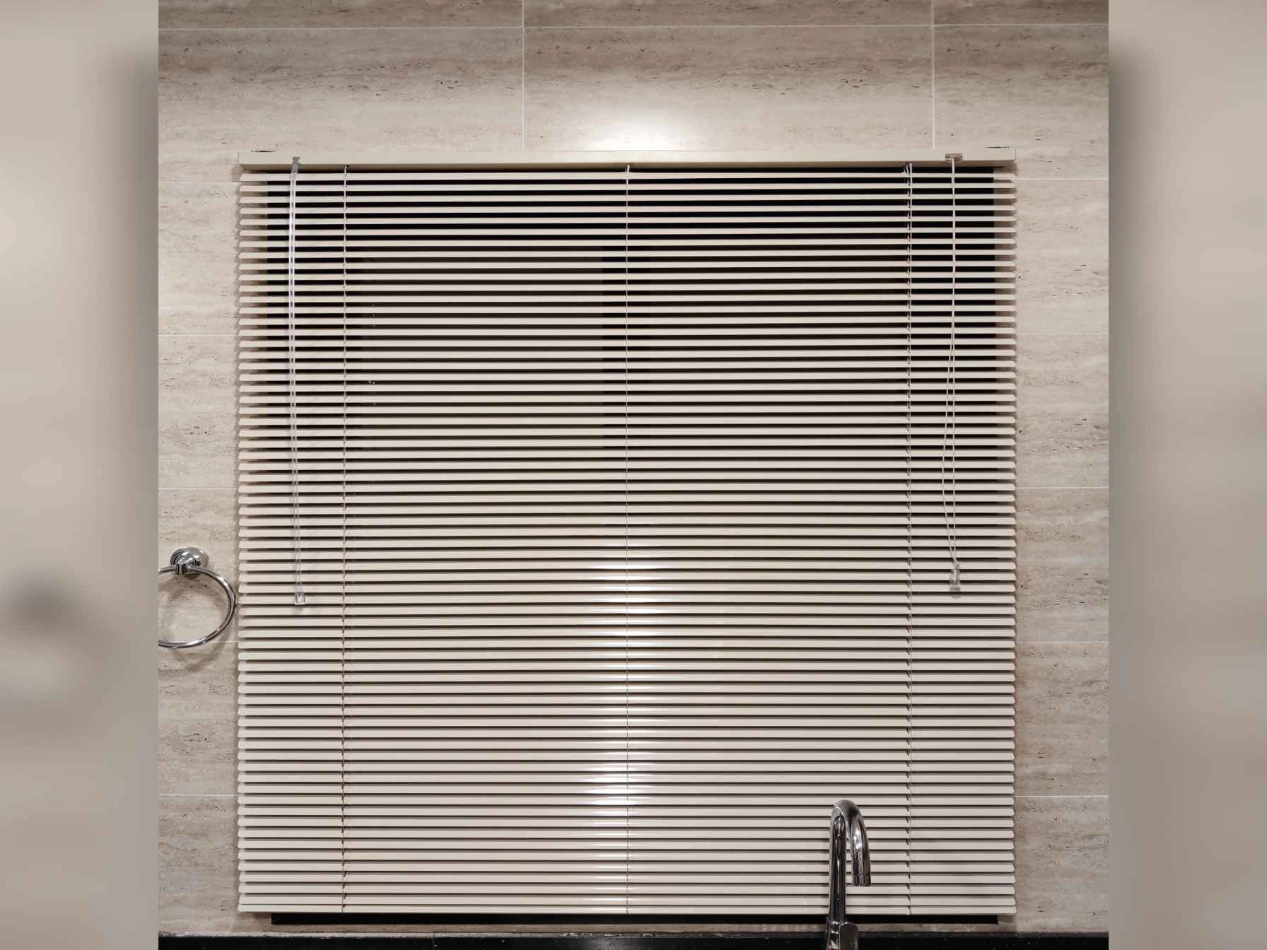 Made to measure wooden Venetian blinds